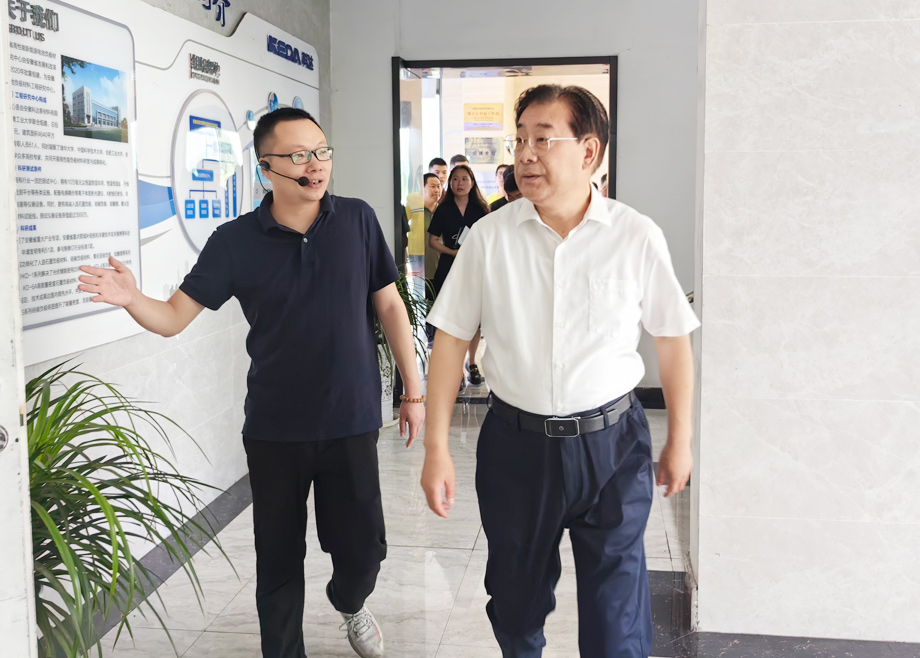 馬鞍山市委書記袁方及市長葛斌分別蒞臨安徽科達(dá)新材料、安徽科達(dá)機(jī)電考察調(diào)研
